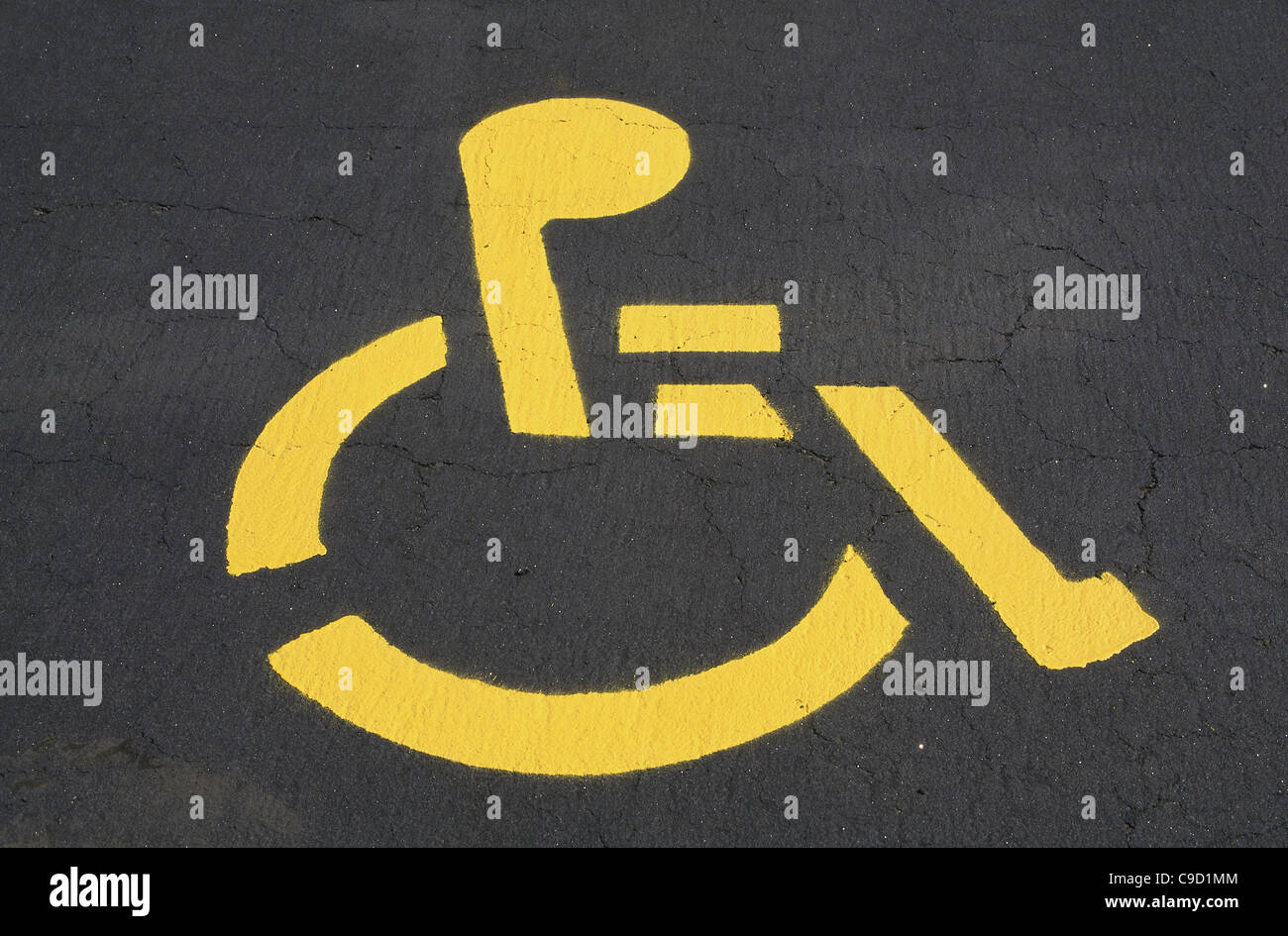 Behinderte Schild gemalt auf einer Straße Stockfoto