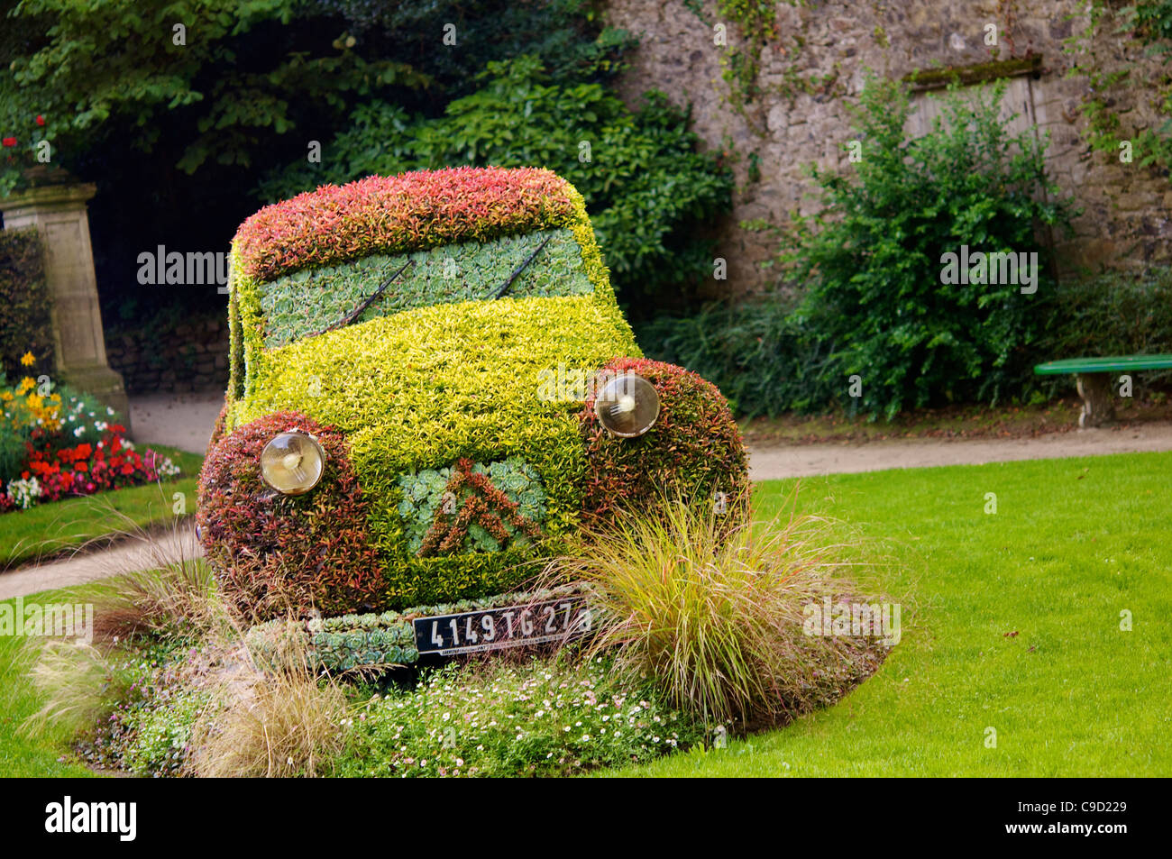 Ein Blumenbeet in Form einer alten Citroen 2CV im Botanischen Garten in Coutances. Stockfoto