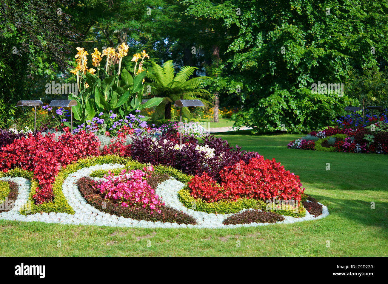 Bunte Blumenbeete im Botanischen Garten von Coutances Stockfotografie