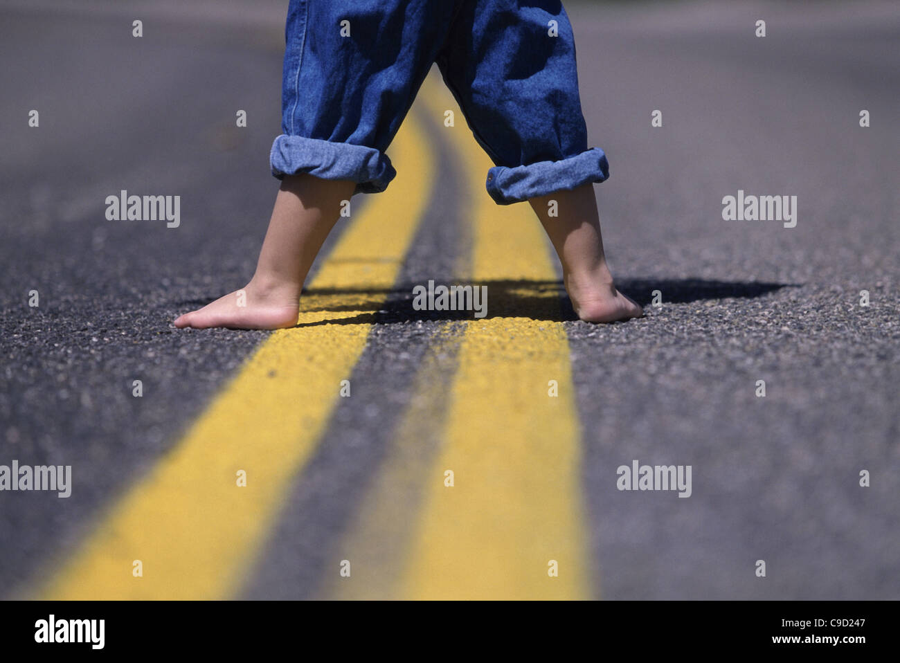 Niedrige Schnittansicht eine Person, die Füße stehen auf einer Straße Stockfoto
