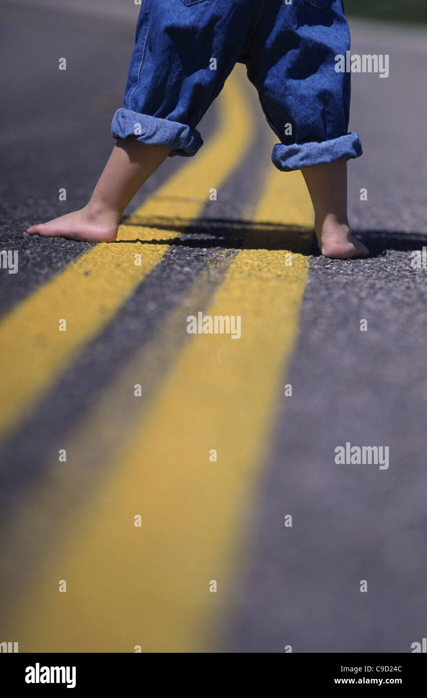 Niedrige Schnittansicht eine Person, die Füße stehen auf einer Straße Stockfoto