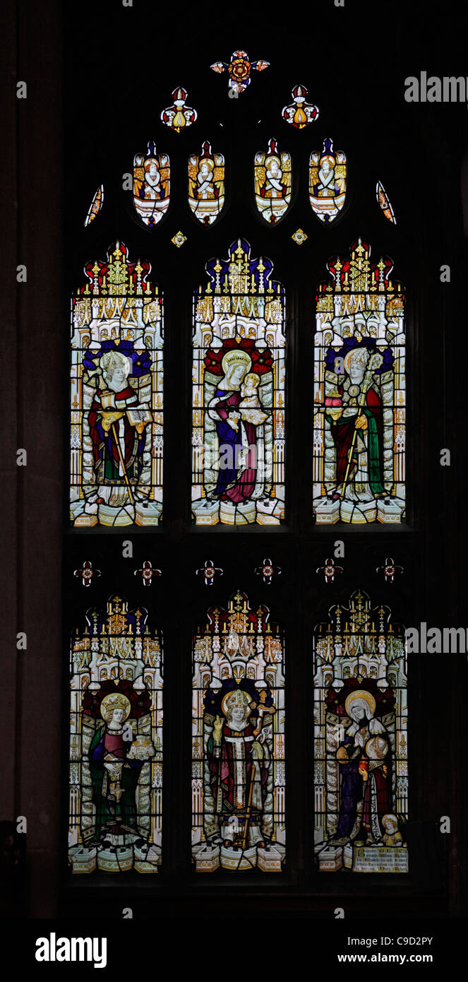 Glasfenster von John Charles Bewsey Darstellung verschiedener Heiliger Stockfoto