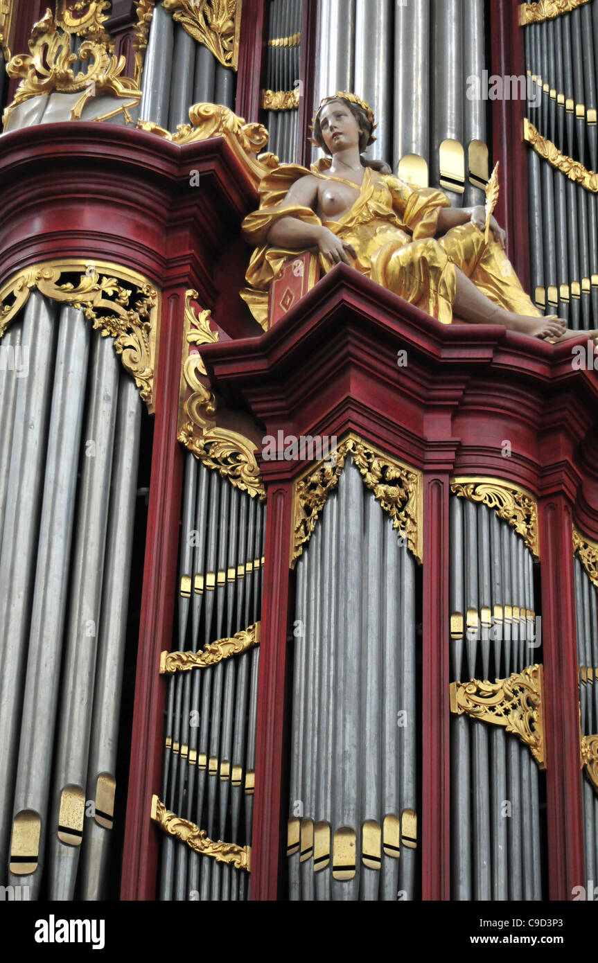 Details von Pfeifenorgeln in einer Kirche St. Bavokerk, Haarlem, Nordholland, Niederlande Stockfoto
