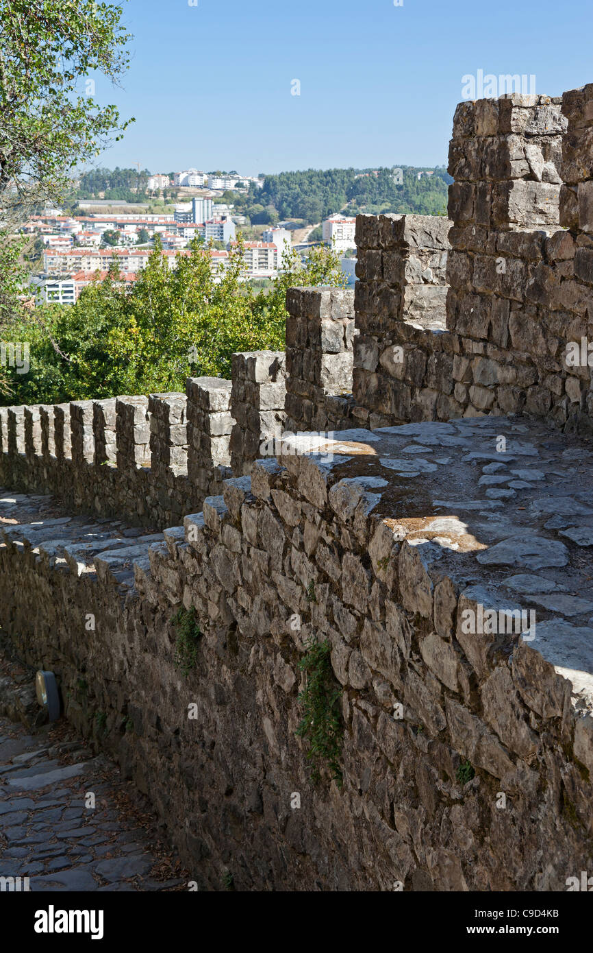 Crenelations in der Wand des Schlosses Leiria. Leiria, Portugal. Stockfoto