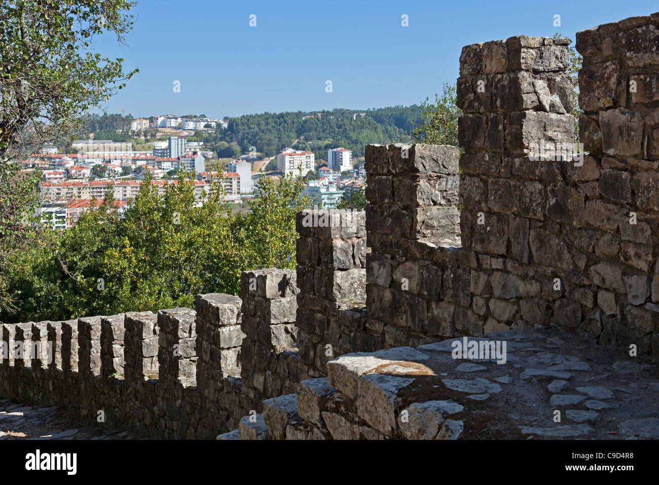 Crenelations in der Wand des Schlosses Leiria. Leiria, Portugal. Stockfoto