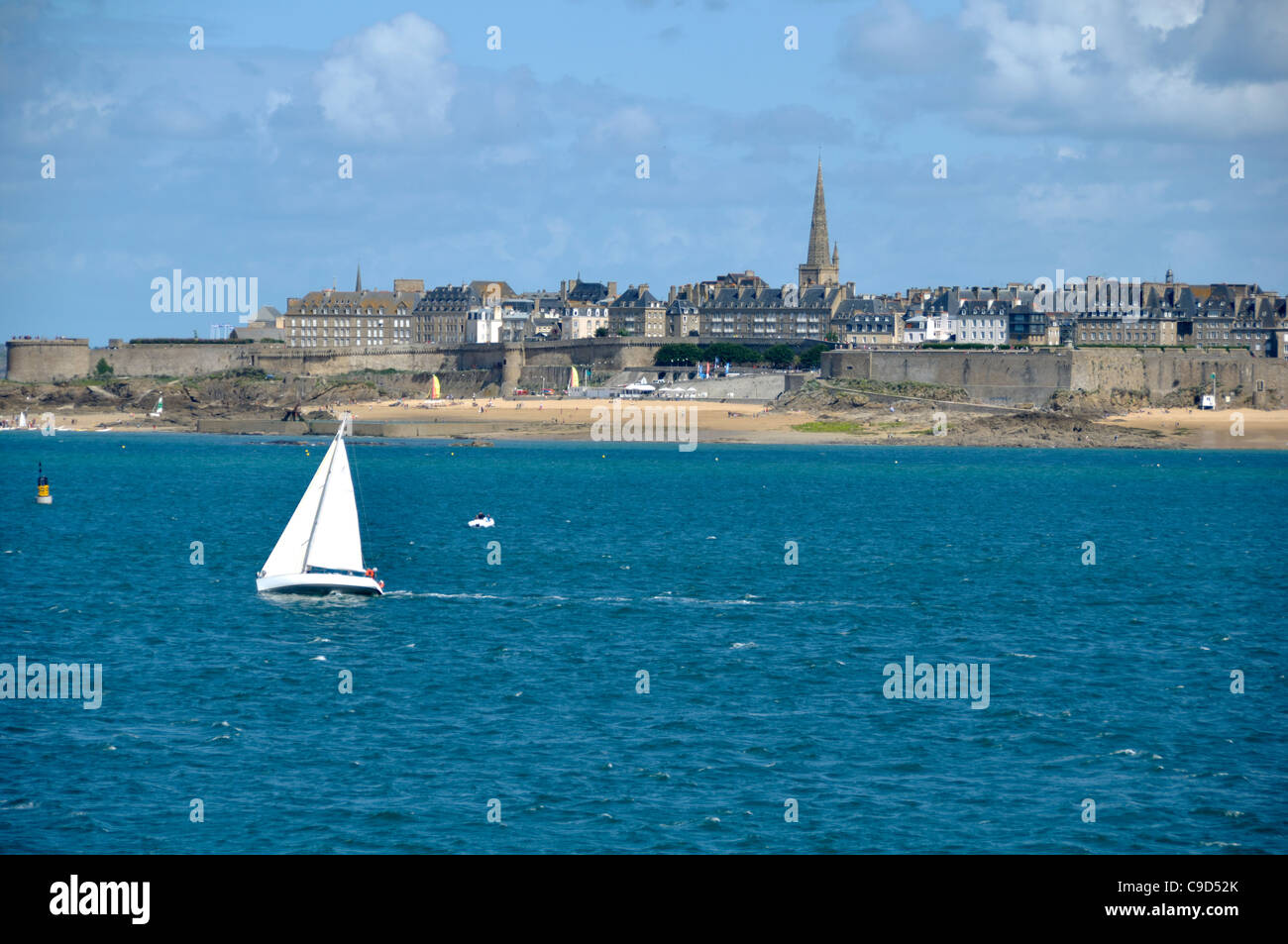 Ein kleines Boot segeln nach Saint-Malo (Ille et Vilaine, Bretagne, Frankreich). Stockfoto