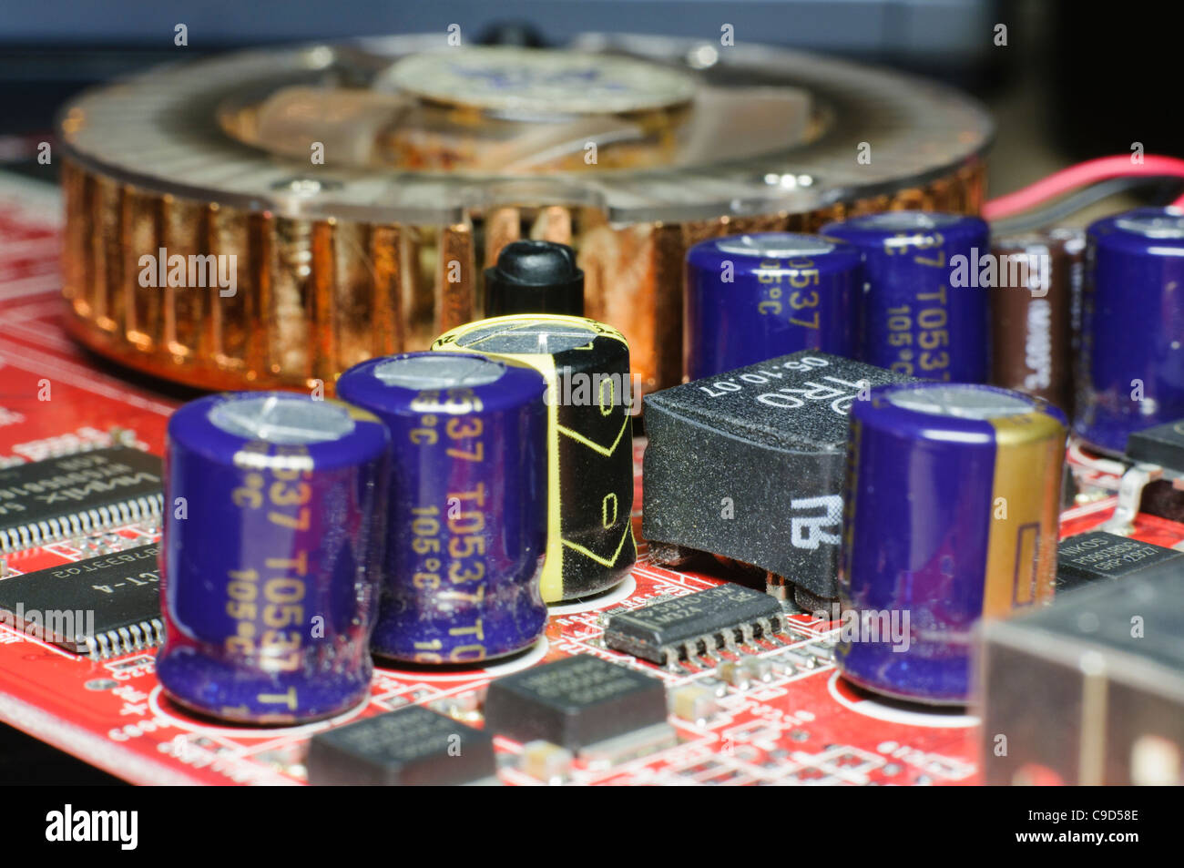 Elektronikplatine mit Kondensatoren, integrierte Schaltungen und andere Komponenten. Stockfoto