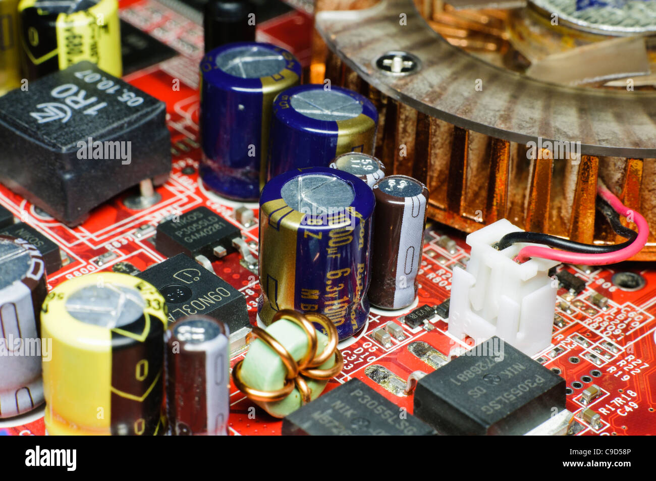 Elektronikplatine mit Kondensatoren, integrierte Schaltungen und andere Komponenten. Stockfoto