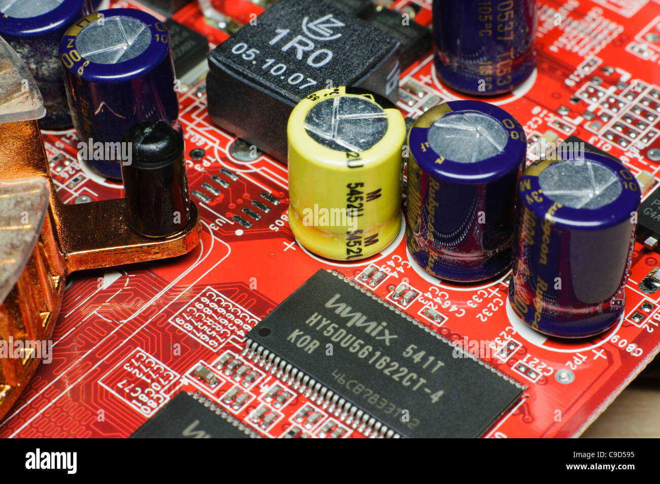 Elektronikplatine mit Kondensatoren, integrierte Schaltungen und andere Komponenten. Stockfoto