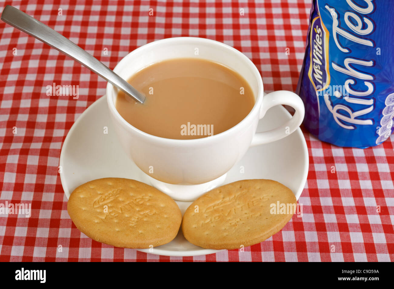 Toffifees Rich Tea Biscuits mit Tasse Tee Stockfoto