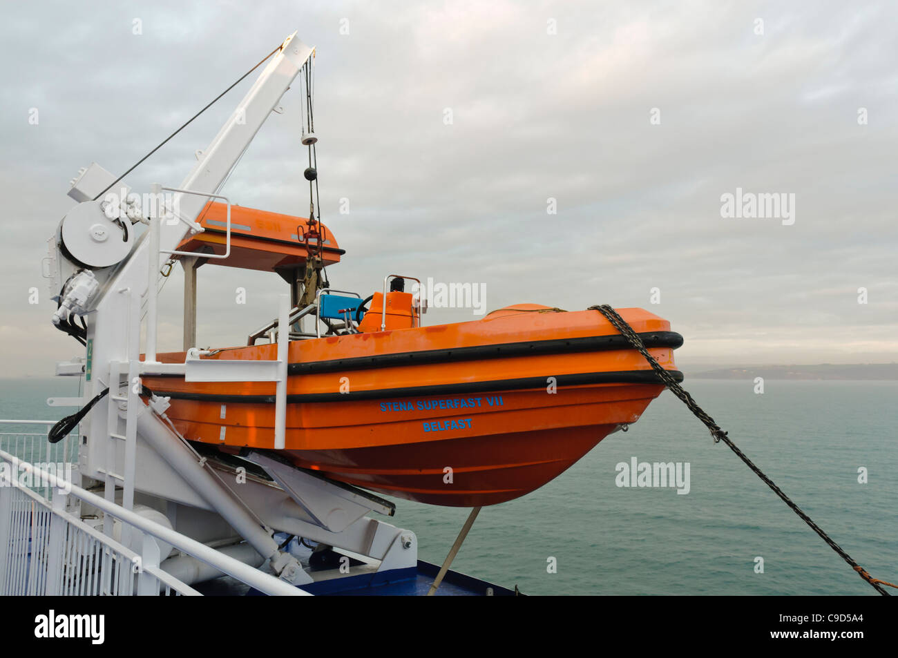 Rettung Rettungsboot Davit an Bord eines großen Schiffes aufgehängt. Stockfoto