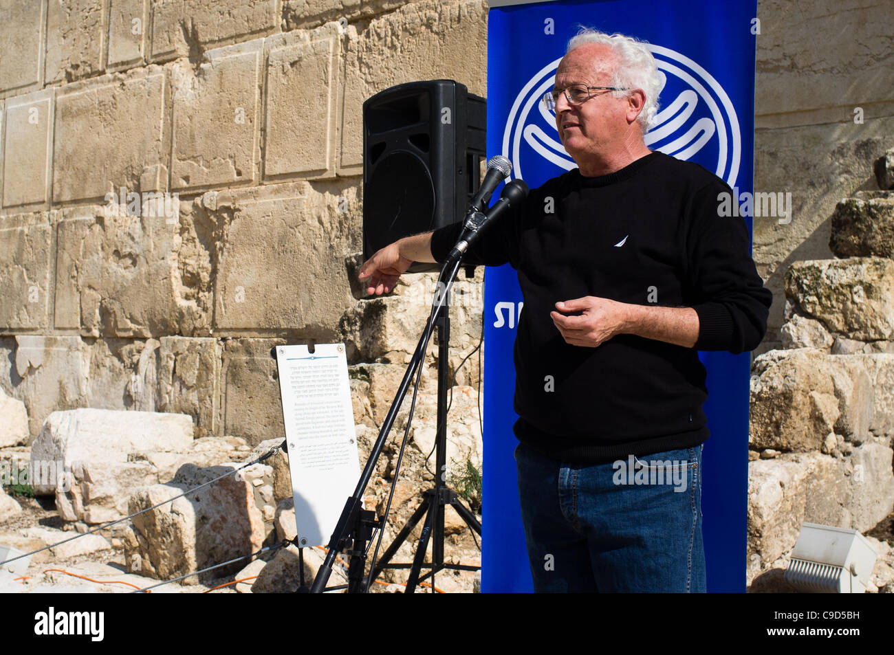 Jerusalem, Israel. 23. November 2011. Professor Ronny Reich von der Universität Haifa beschreibt jüngste archäologische Funde, dass die Klagemauer und Robinsons Bogenkonstruktion in König Herodes Leben auf einer Pressekonferenz unter Robinsons Bogen in Gan HaOfel archäologischen Park nicht abgeschlossen wurde. Stockfoto