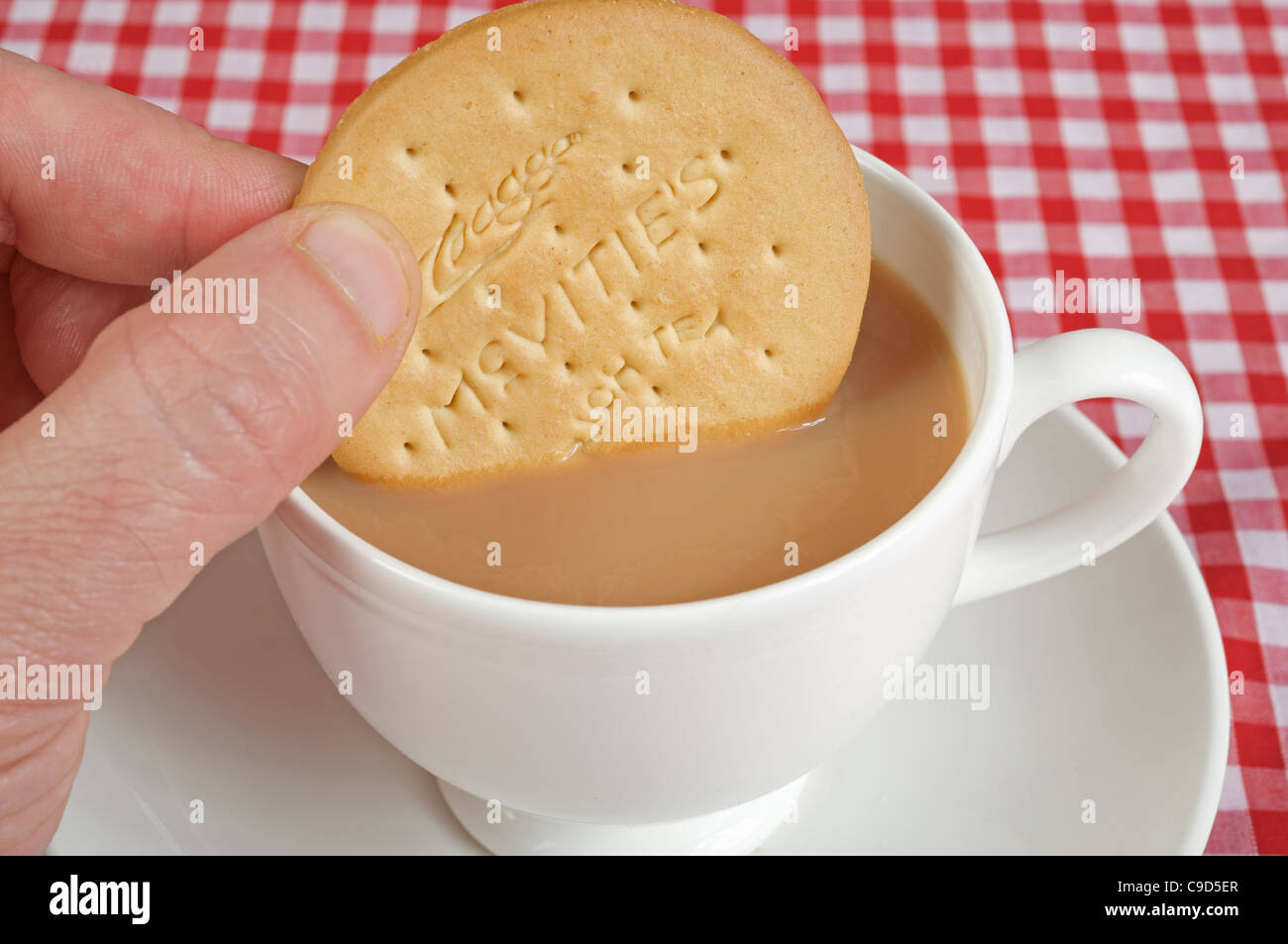 Toffifees Rich Tea Biscuit mit Tasse Tee Stockfoto