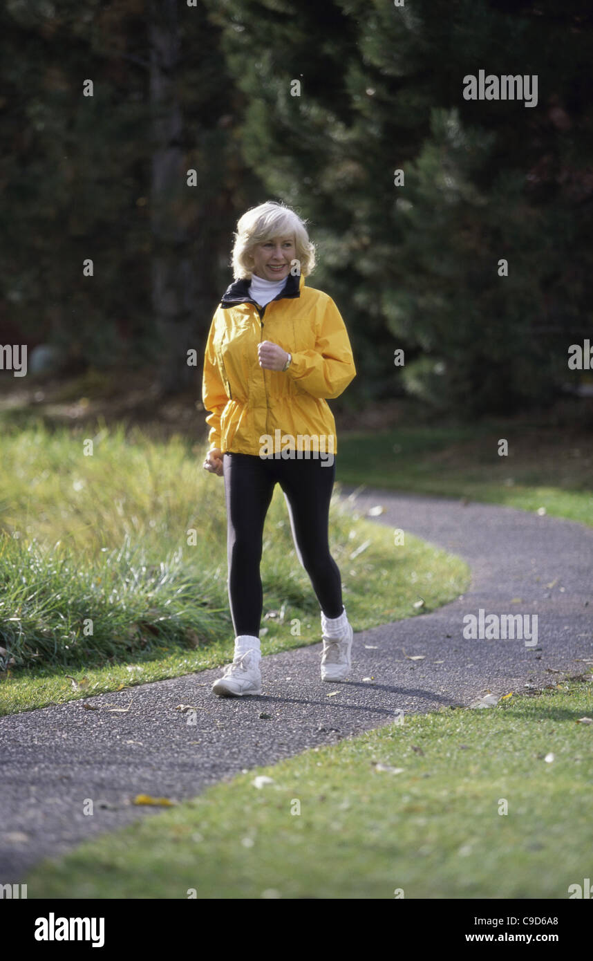 Ältere Frau zu Fuß auf einem Pfad Stockfoto