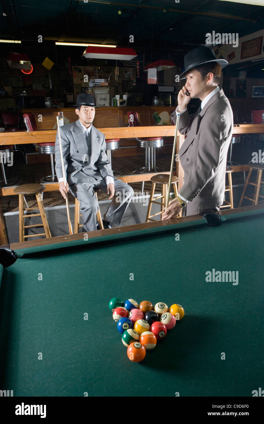 Gangster in einer Schwimmhalle Stockfoto