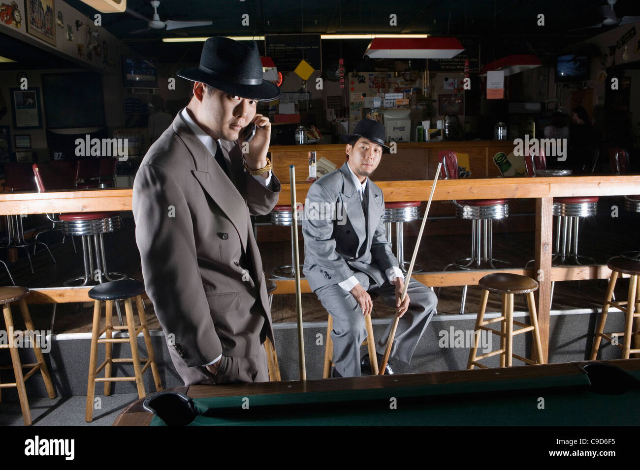 Gangster in einer Schwimmhalle Stockfoto