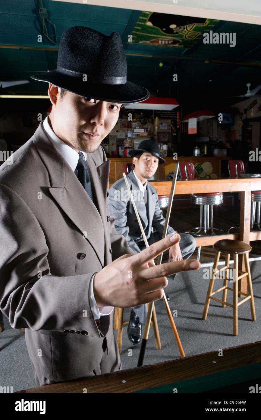 Gangster in einer Schwimmhalle Stockfoto