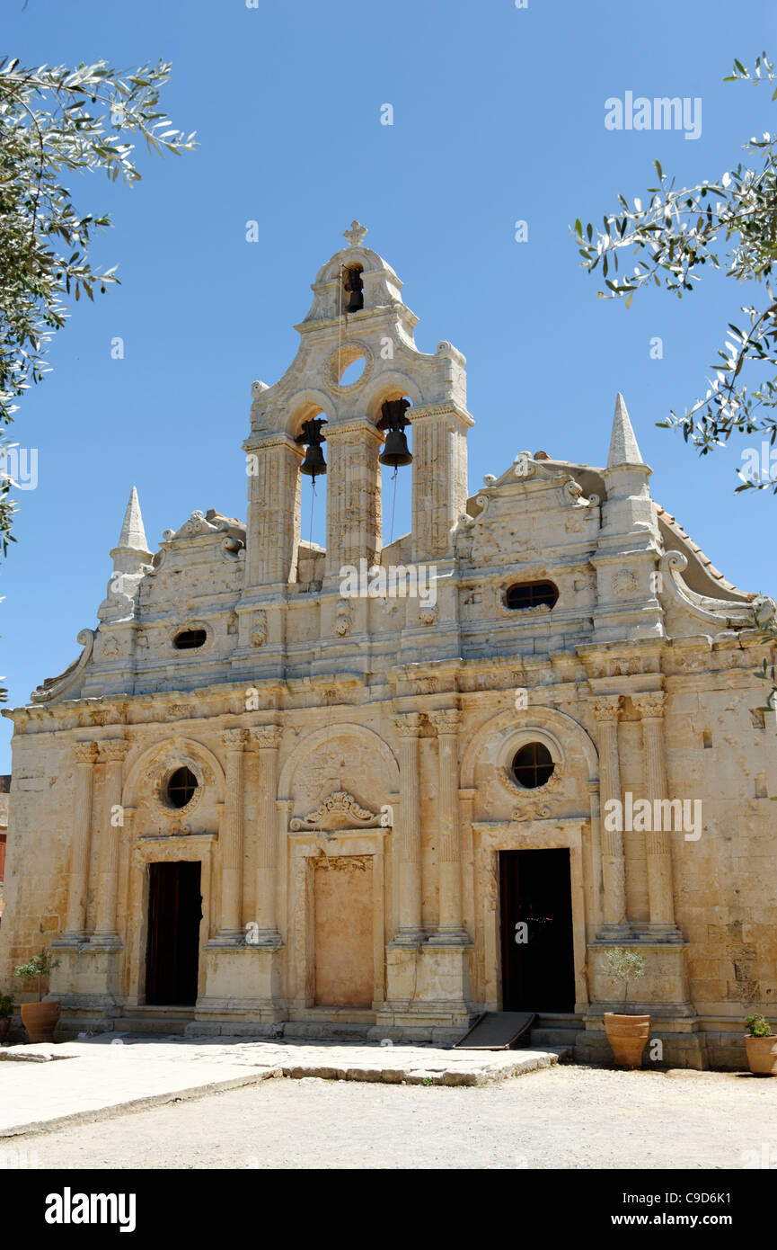 Moni Arkadiou. Kreta. Griechenland. Blick auf die markante goldenen Stein venezianischen Kirche in das schöne Kloster Arkadiou. Stockfoto