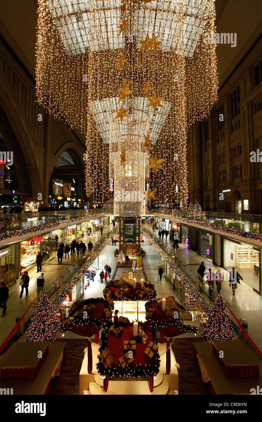 Das kommerzielle Zentrum im Hauptbahnhof dekoriert für Weihnachten in  Leipzig Sachsen Ostdeutschland Stockfotografie - Alamy