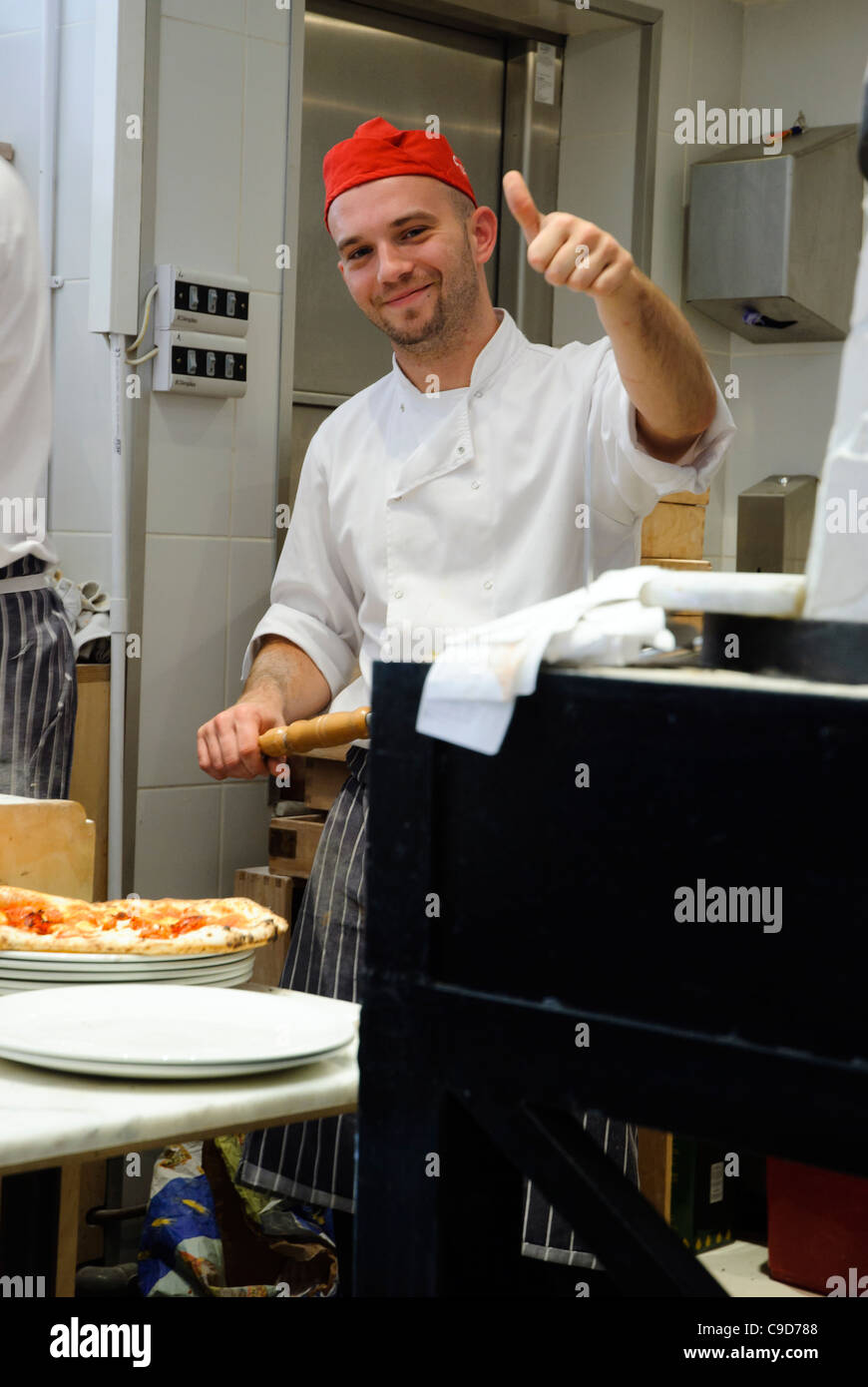Italienischer Pizzabäcker in Brixton - London, England Stockfoto