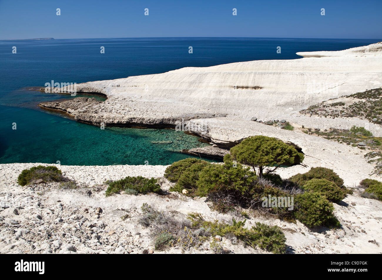 weißen Kreidefelsen erodiert Küste blauen Himmel und Meer bei Caterina di Pittinuri Sardinien Italien-Panorama-Landschaft-Rock-erosion Stockfoto