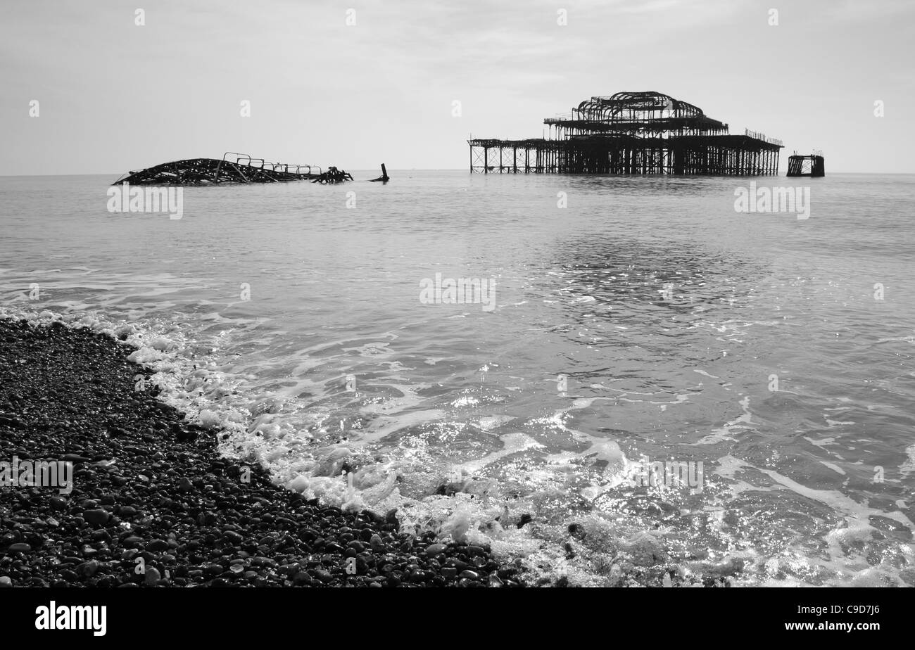 England, East Sussex, Brighton, Ruinen der ausgebrannte West Pier ins Meer gefallen. Stockfoto