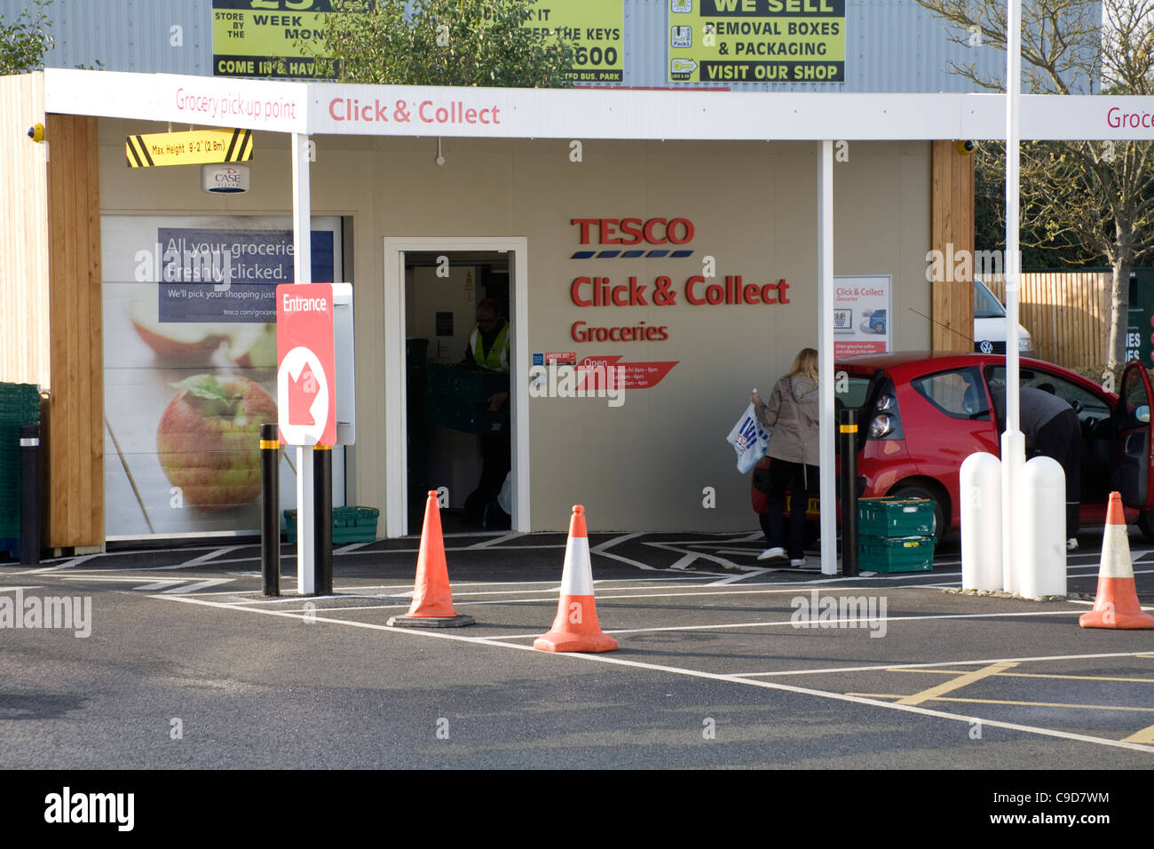 UK-Blonde kurzhaarige Frau sammeln Lebensmittel bestellt online von Tesco Stockfoto