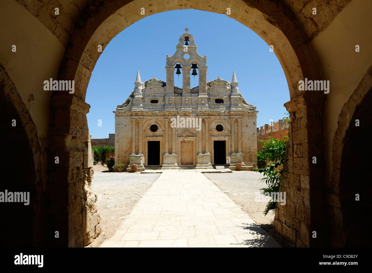 Blick durch den gewölbten Durchgang der schönen goldenen Stein venezianischen Kirche in das Kloster der Arkadiou Crete.Greece. Stockfoto