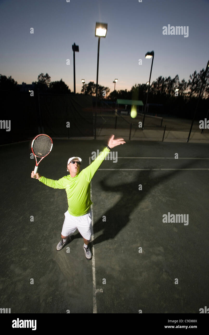 Tennis-Spieler dienen Stockfoto