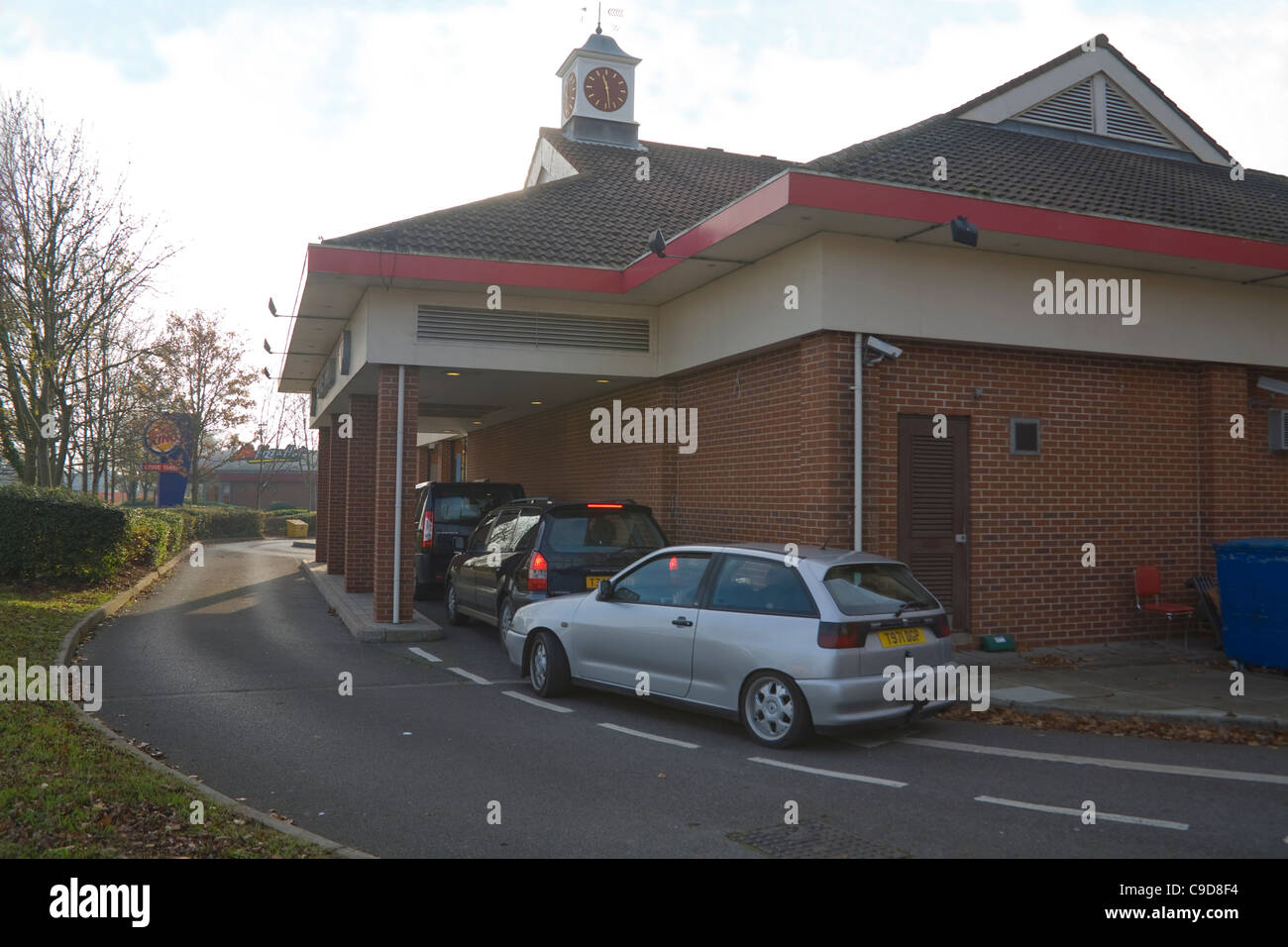 Drei britische Autofahrer Warteschlangen an einer Fahrt durch Burger King restaurant Stockfoto