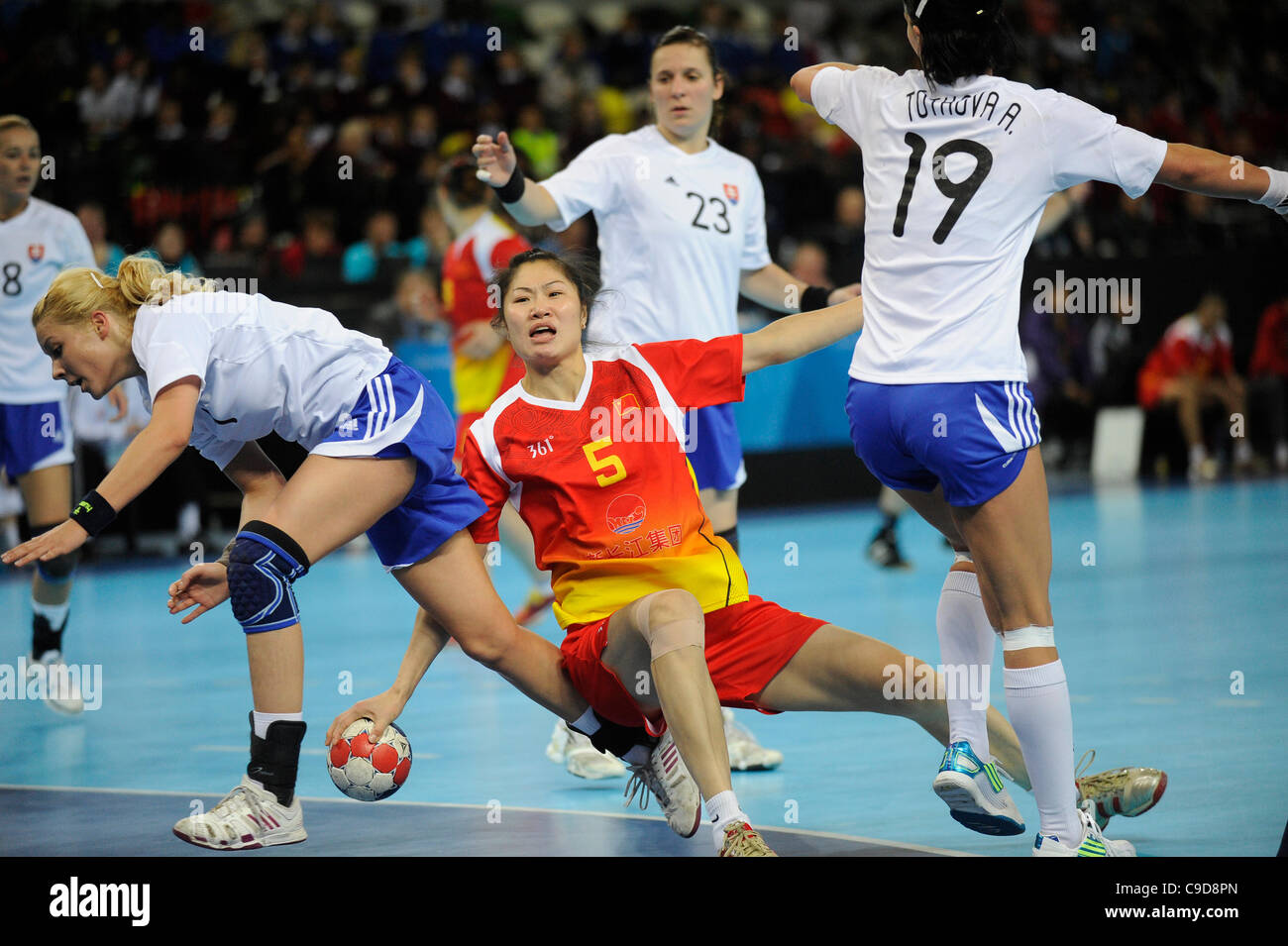 Bing LIU (CHN) wird eingeklemmt zwischen Monika RAJNOHOVA (SVK) und Elisabeth TOTHOVA (SVK) während der London bereitet Handball Testevent - Slowakei V China, Handball Arena, Olympiapark, London, England 23. November 2011. China gewann 28-26 Stockfoto