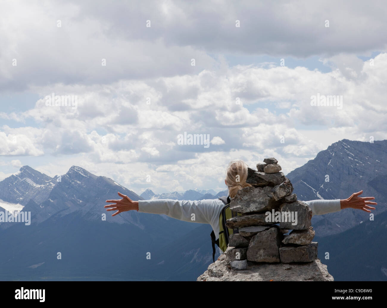 Kanada, Alberta, Wanderer, die Arme auf Berggipfel Stockfoto