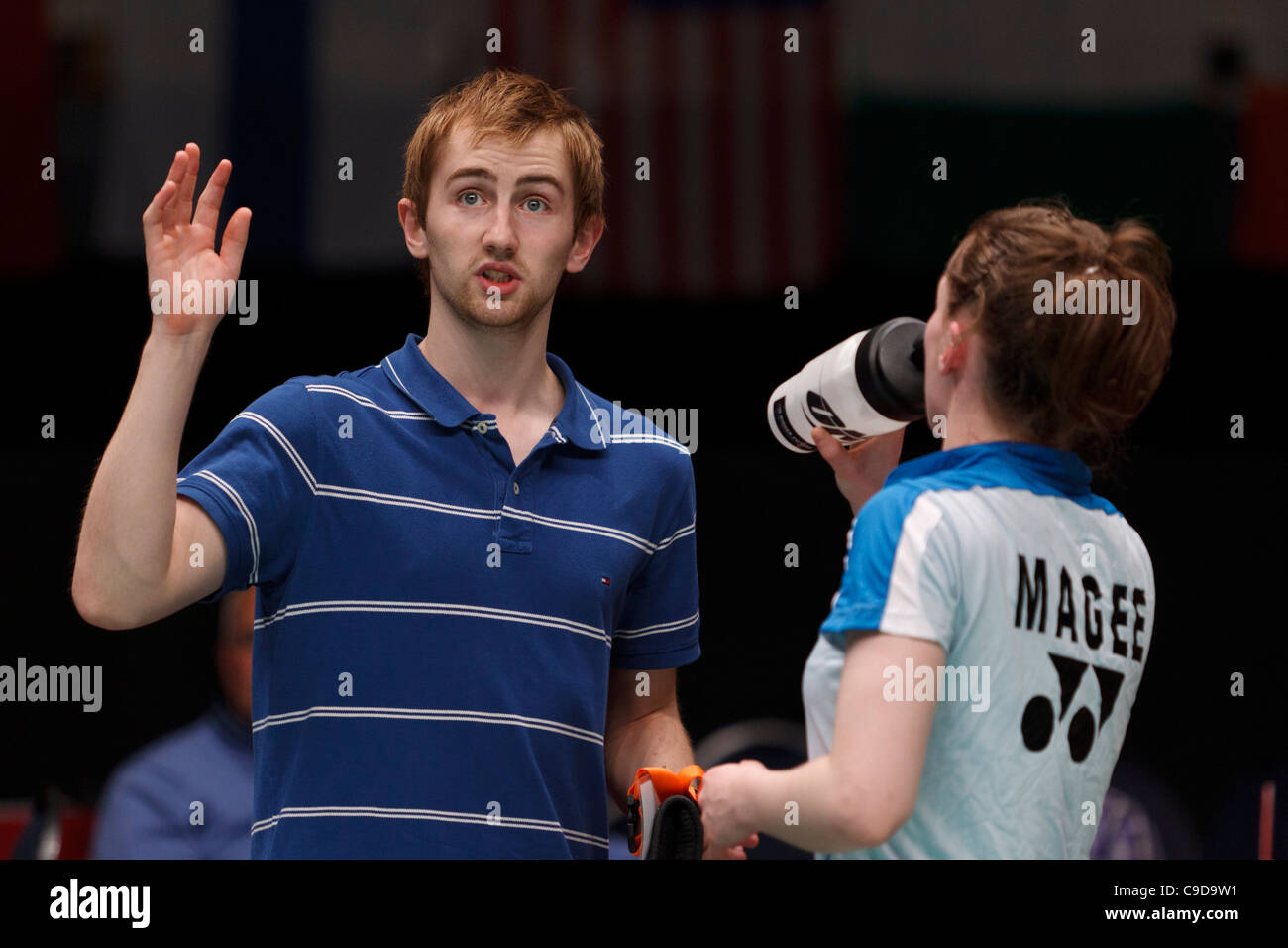 Badminton-Spieler Sam Magee coacht seine Schwester Chloe Magee, beide aus Irland Stockfoto