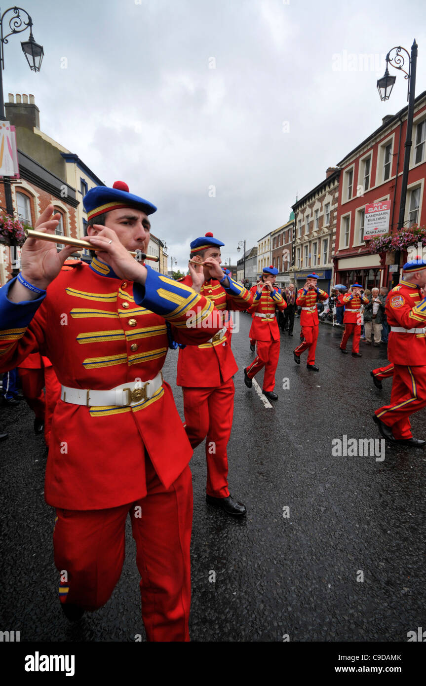 Mitglieder einer evangelischen Flute Band Teilnahme an der jährlichen Lehrling jungen von Derry Relief von Derry Parade in Londonderry. Stockfoto