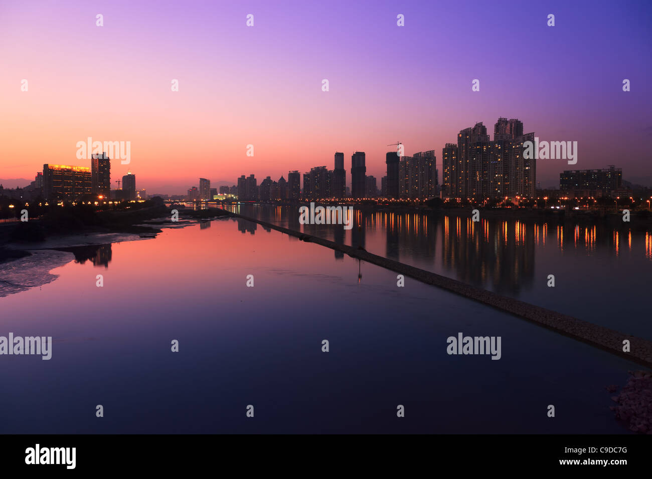 Die Skyline der Stadt in der Dämmerung. Stadtbild von Fluss Minjiang, Fuzhou, China Stockfoto