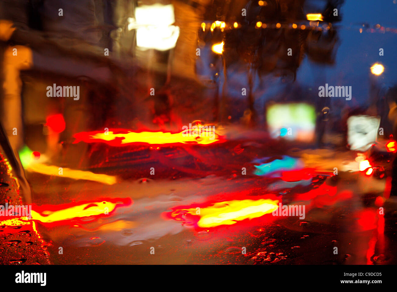 Blick auf die Stadt in der Dämmerung unter dem Regen Stockfoto