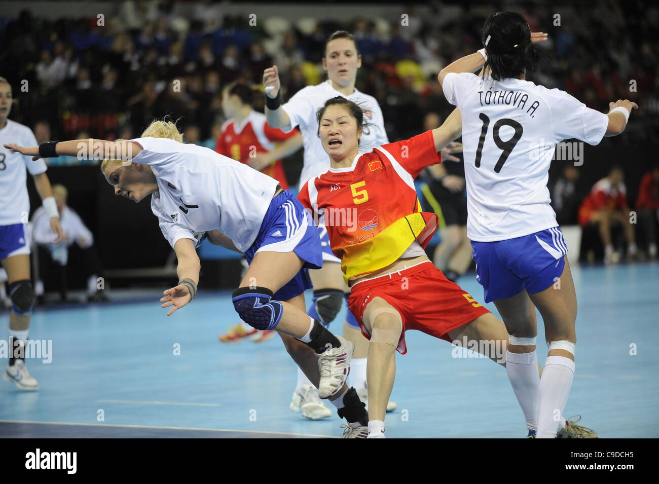 Bing LIU (CHN) wird eingeklemmt zwischen Monika RAJNOHOVA (SVK) und Elisabeth TOTHOVA (SVK) während der London bereitet Handball Testevent - Slowakei V China, Handball Arena, Olympiapark, London, England 23. November 2011. China gewann 28-26 Stockfoto