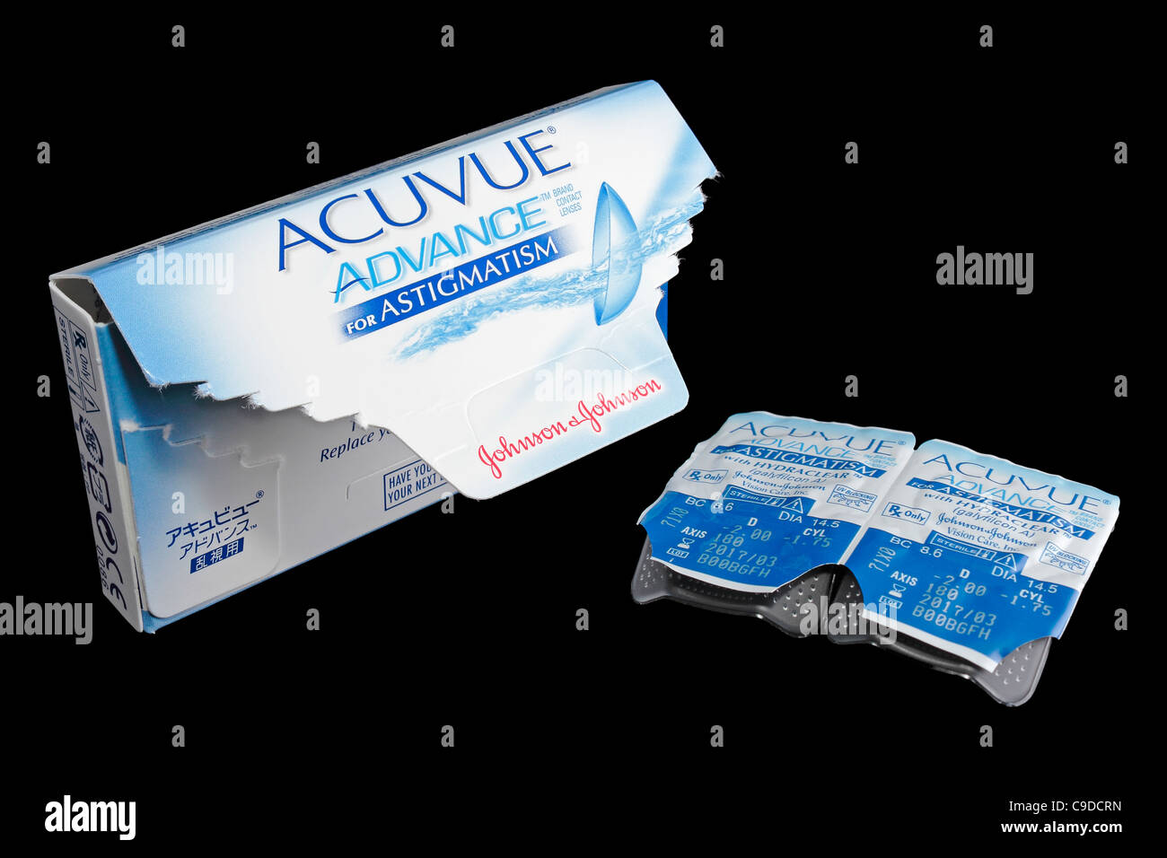 Offene Box von Acuvue Kontaktlinsen für Astigmatismus auf schwarzem Hintergrund Stockfoto