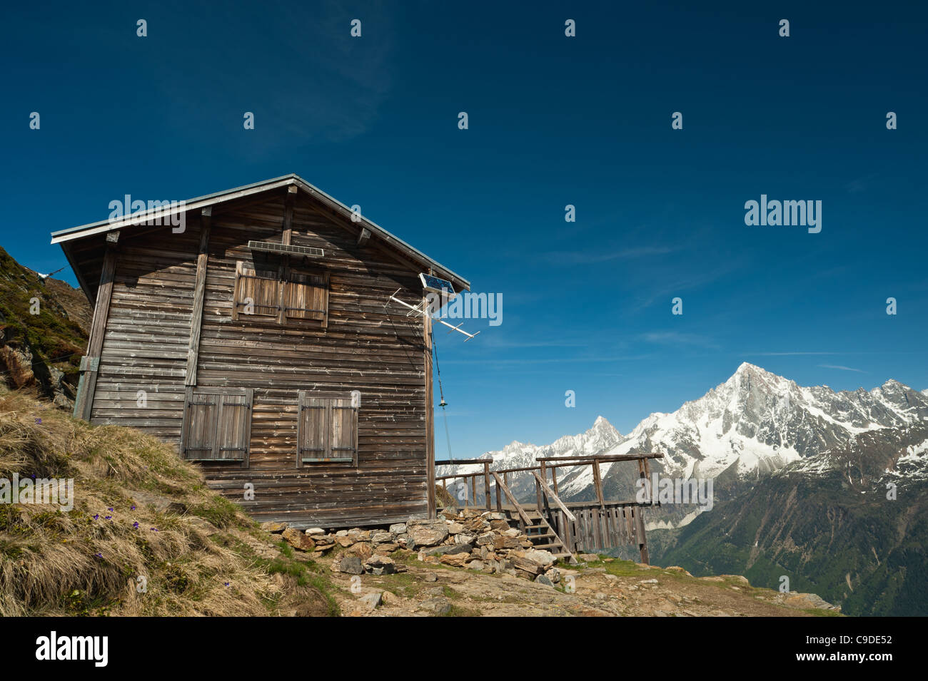 Zuflucht Berghaus in französischen Alpen unter blauem Himmel. Stockfoto Zuflucht Berghaus in französischen Alpen unter blauem Himmel. Stockfoto