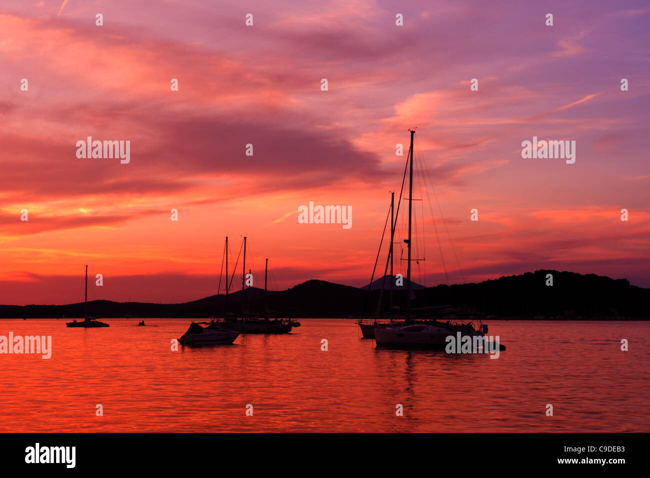 Yachten und Boote am Adriatischen Meer Bucht im Abendlicht. Stockfoto