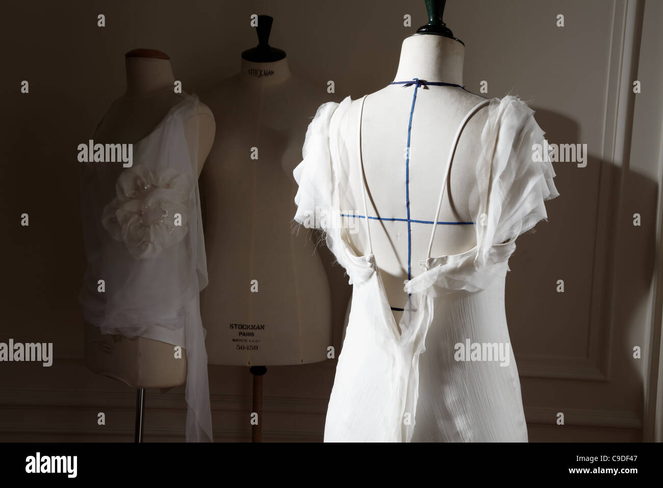 Kleid auf Workshop dummy in eine Hochzeit Kleider Mode-designer Stockfoto