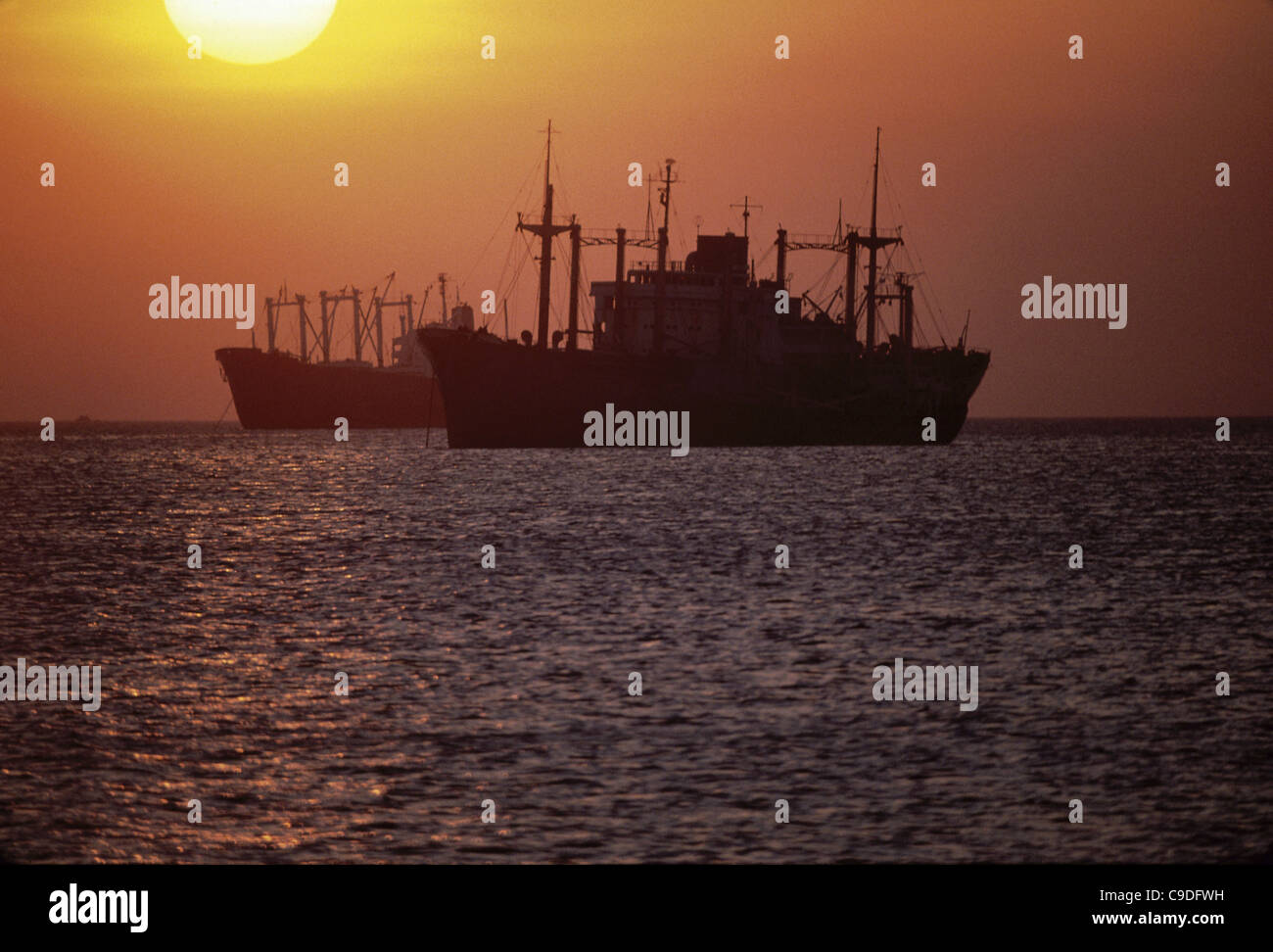 Silhouette der Frachtschiffe, Manila, Philippinen Stockfoto