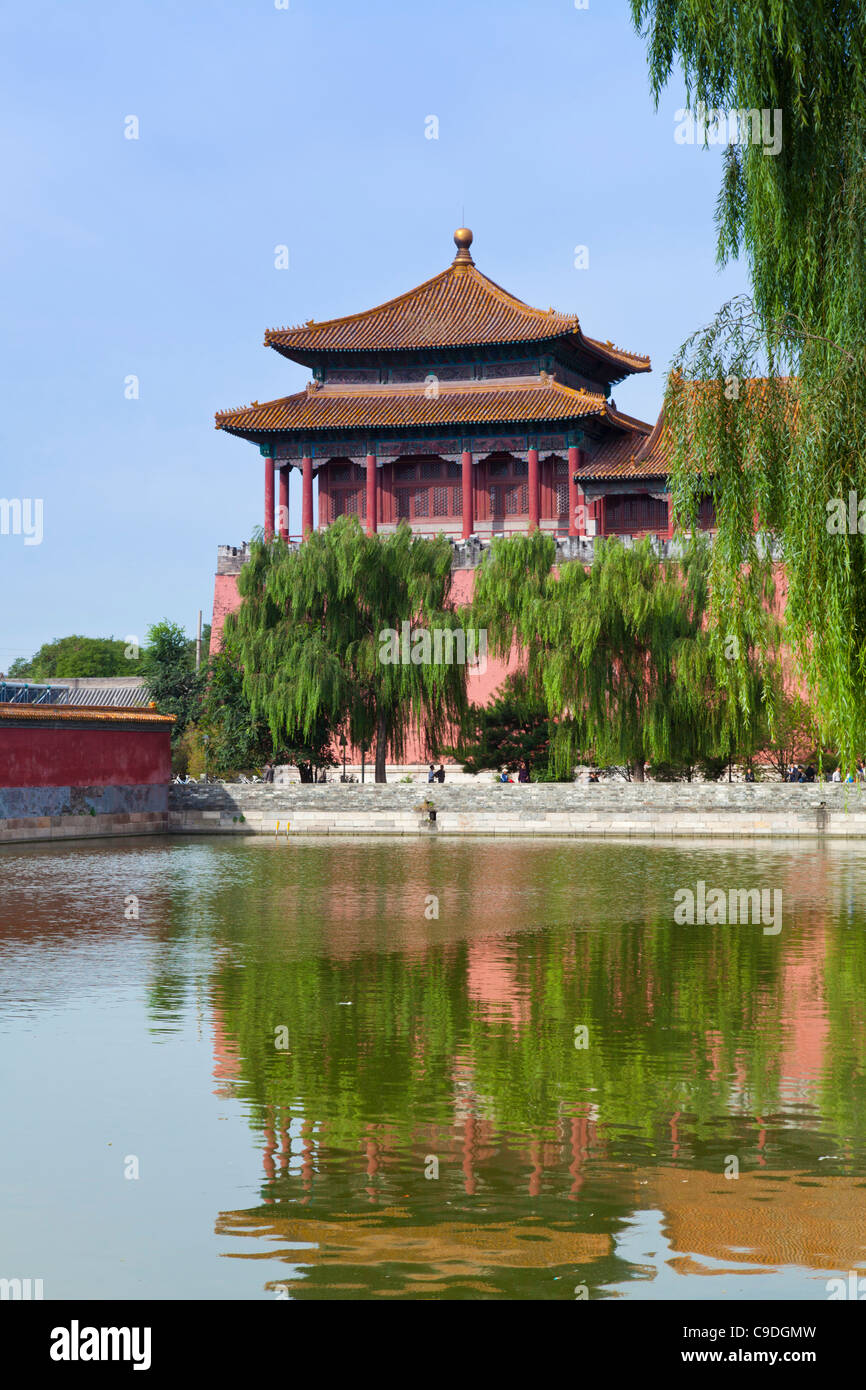 Wassergraben Sie um die Verbotene Stadt und die Dong Hua Men Osttor, Peking, Volksrepublik China, Asien Stockfoto