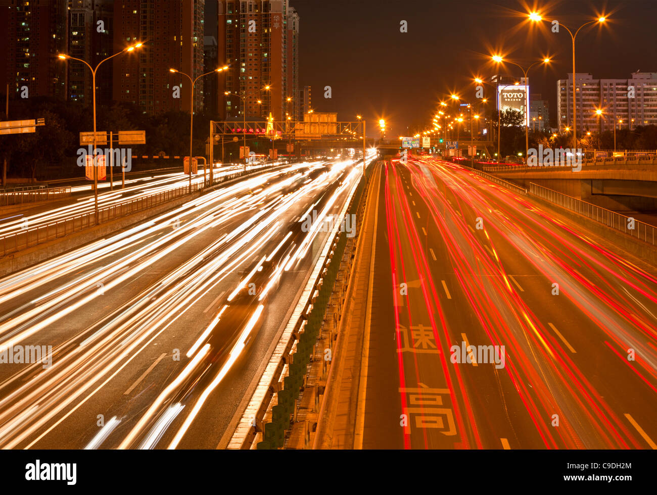 Verkehrsreichen und Lichtspuren durch die Innenstadt, Peking, Volksrepublik China, VR China, Asien Stockfoto