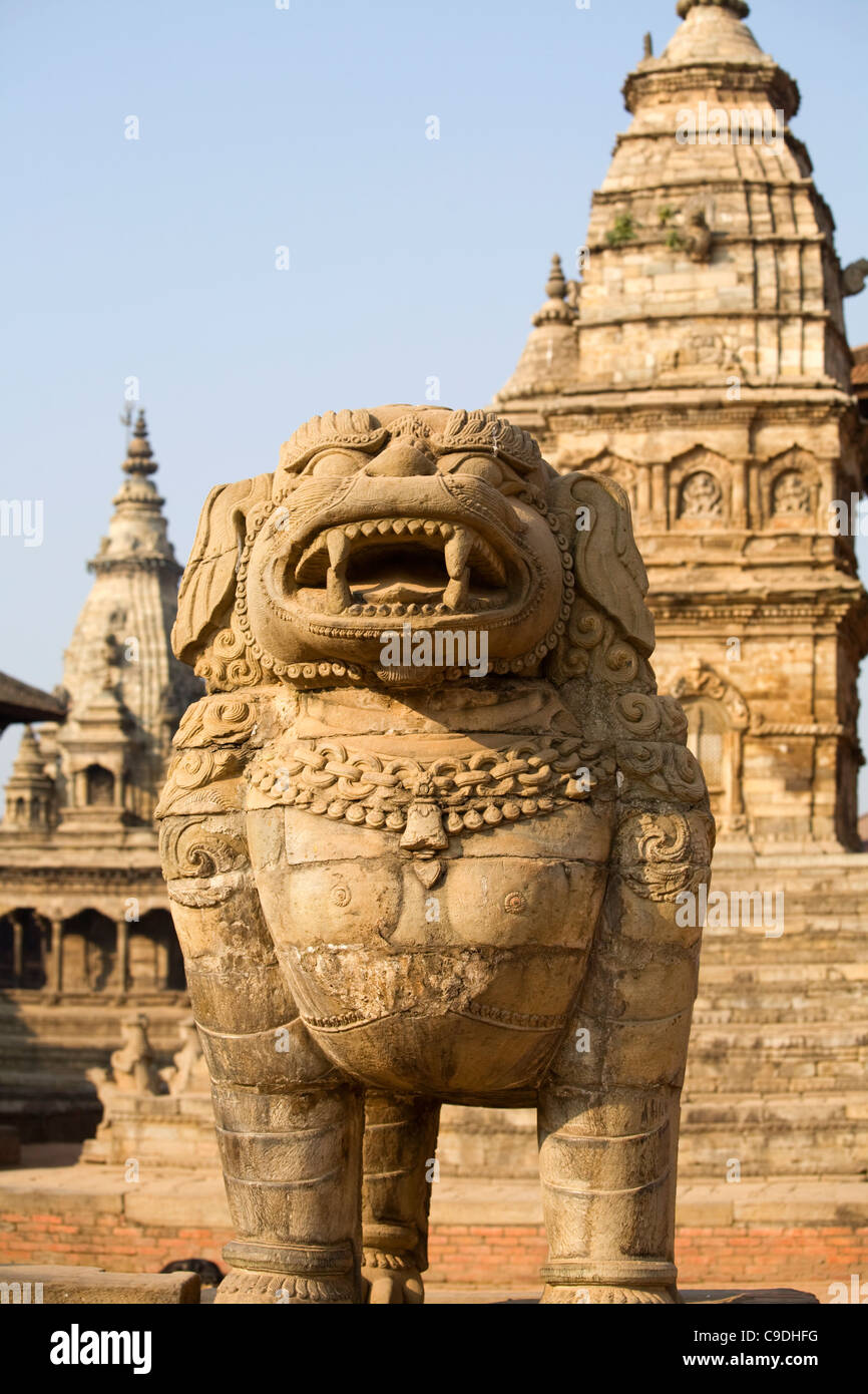 Nepal, Bhaktapur Durbar Square, Vatsala Durga und Vatsala Tempel, Stein Löwe, UNESCO-Weltkulturerbe Stockfoto