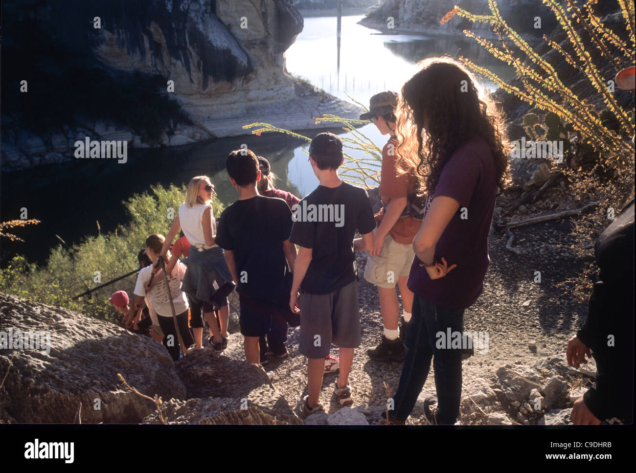 Schüler der siebten und achten Klasse Wandern auf der Suche nach indischen Felskunst Malerei an der Galloway Hammond Preserve, Pecos River Stockfoto