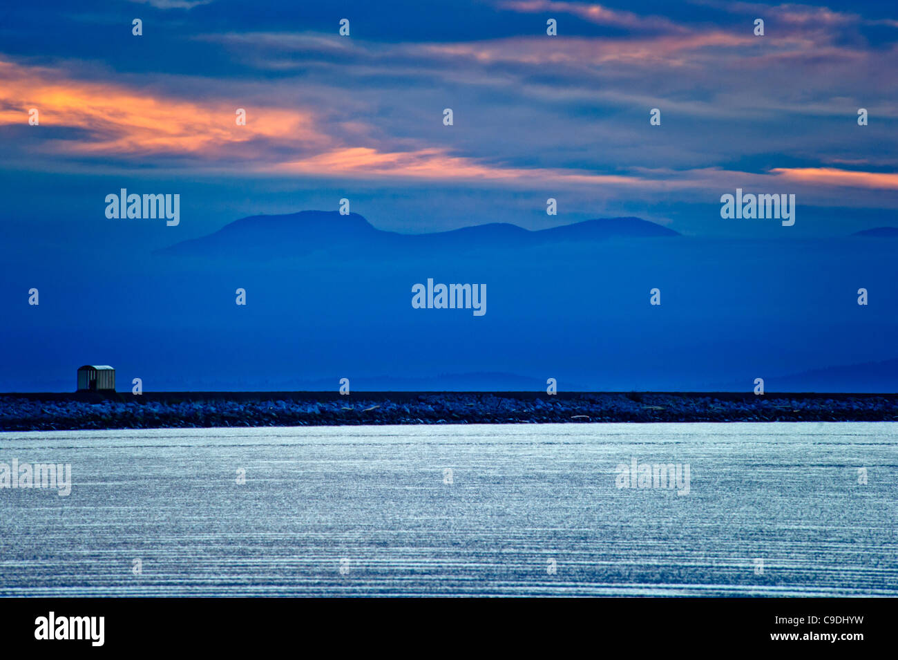 coastal Horizont Meer Insel Vancouver BC Küste Landschaft Wasser Wolke Sonnenlicht Strandlandschaften Farbe Vogel Ufer glitzern schöne Aussicht Stockfoto