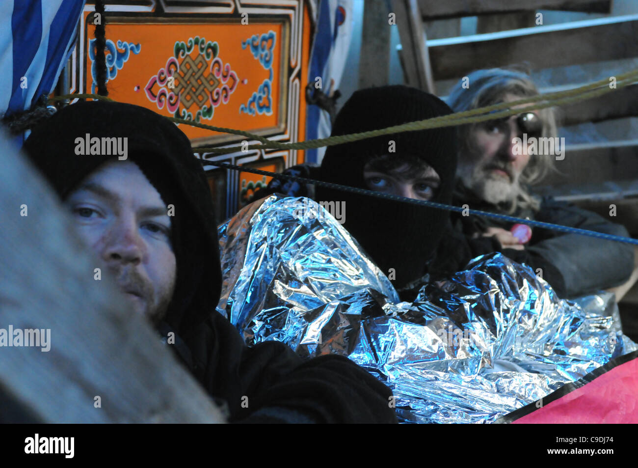 23. November 2011, Toronto Polizei in großer Zahl zum Einsatz während der frühen Morgenstunden heute Morgen beginnen die vertreiben die besetzen Toronto-Zelt-Camp vom St. James Park.  Hier in der Morgendämmerung, drei unbekannte Protest Unterstützer sind gefesselt und an der Bibliothek Jurte in verbarrikadiert. Stockfoto