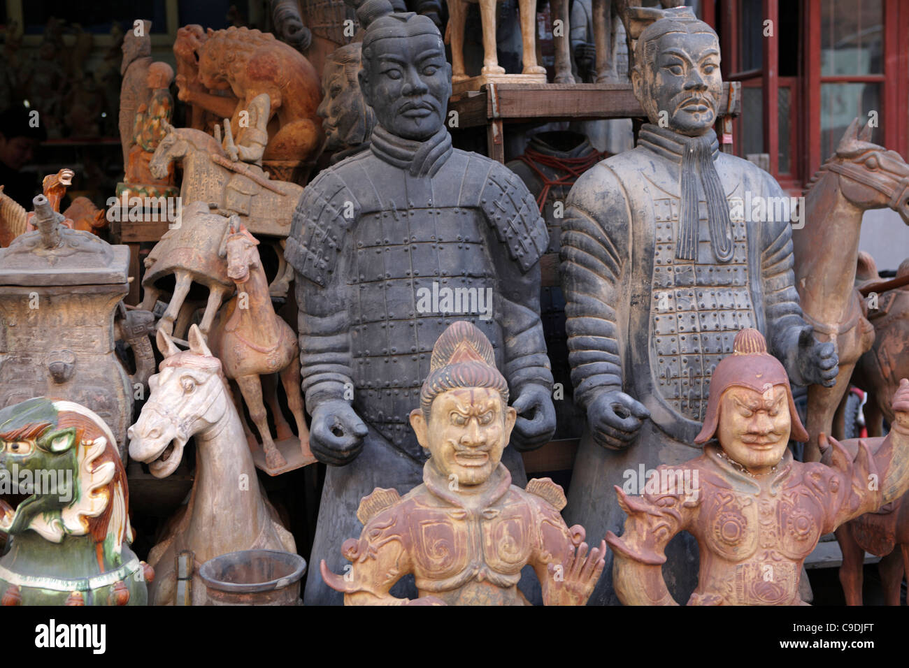 gefälschte Antiquitäten zum Verkauf in Straßenmarkt in Shanghai, China, Asien Stockfoto