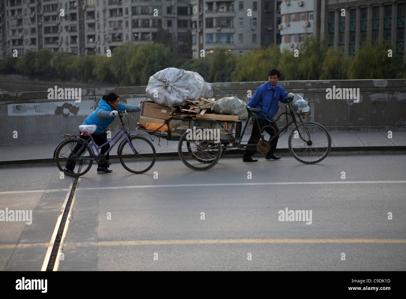 Migrationshintergrund Bauer Arbeiter, die gehen nach Hause sammeln & Verkauf Materialien z.B. Karte & Papier, das sein kann Recycling-Shanghai, China, Asien Stockfoto